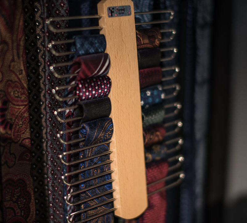 Drewniane wieszaki na krawaty i apaszki